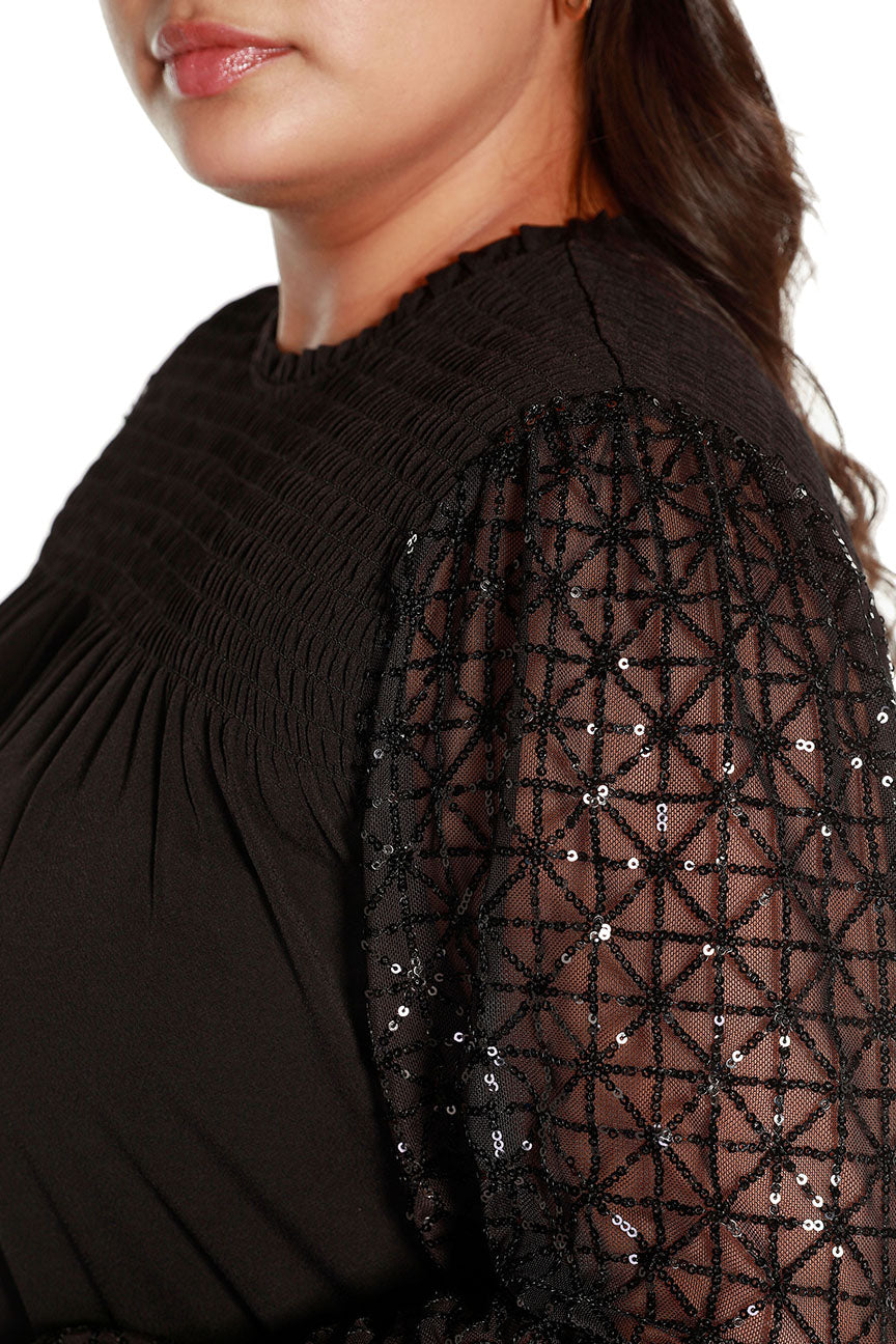 Blusa elegante de mujer con mangas transparentes adornada con un patrón geométrico de lentejuelas | con curvas